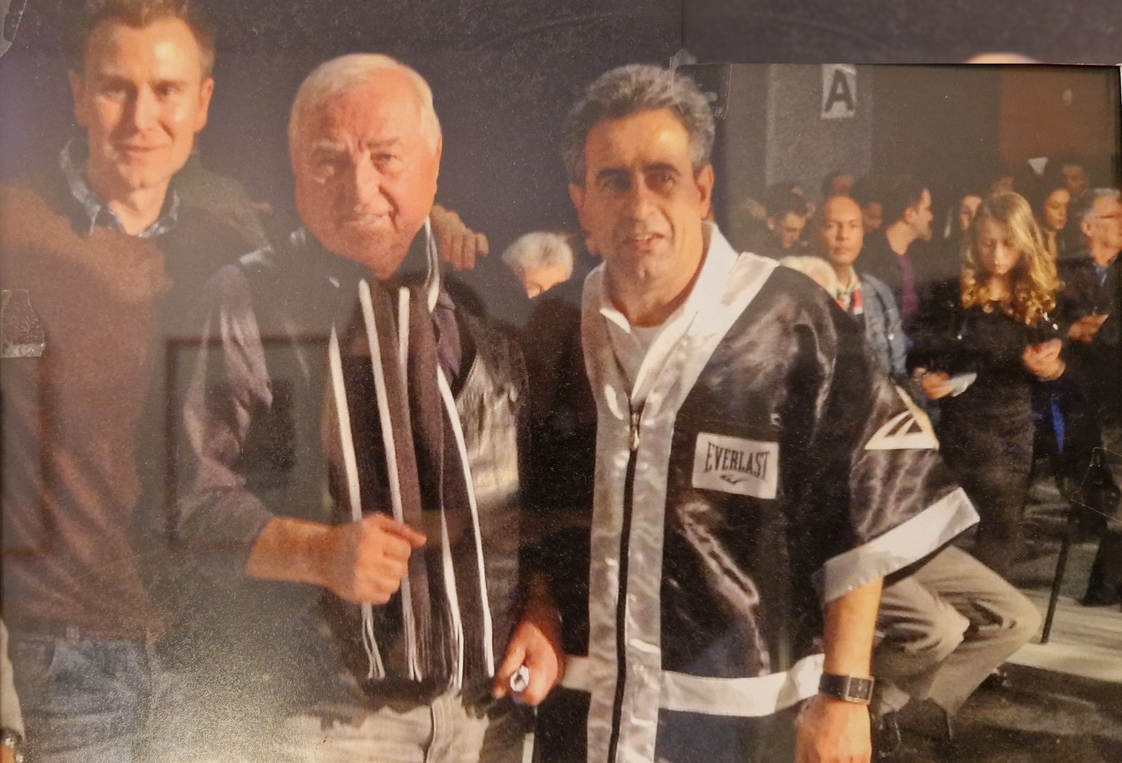 Jahan Golidj im Everlast-Mantel am Boxring, neben ihm Boxtrainer Ulli Wegner