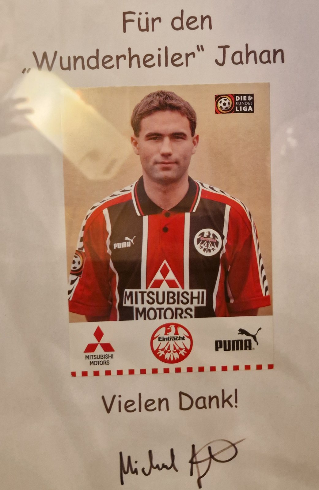 Autogrammkarte eines Eintracht-Frankfurt-Profis mit der Widmung Für den Wunderheiler Jahan